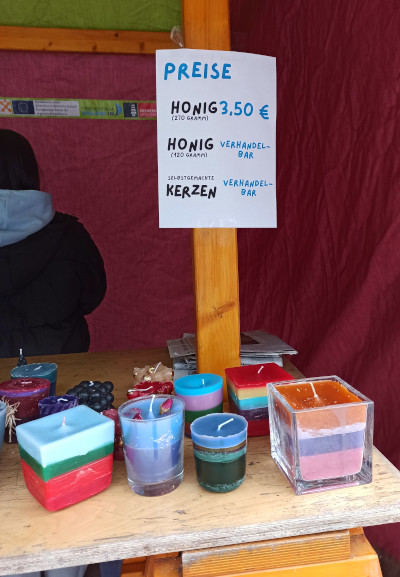 Preisschild der Kerzen und des Honigs vom Schüler:innenstand auf dem Leher Wochenmarkt