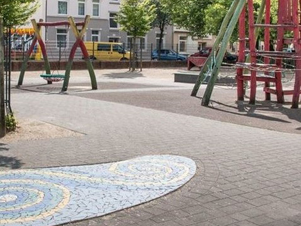 Leher Pausenhof mit Spielgeräten