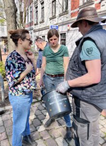 Nachbarn und die Quartiersmeisterin unterhalten sich während der Pflanzaktion im Goethequartier.