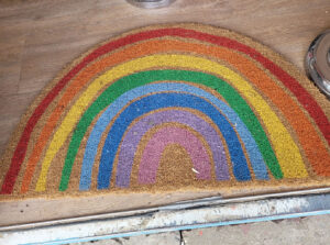 Fußmatte in einer Regenbogenform für den Türeingang der bunten Bude auf dem Leher Pausenhof.