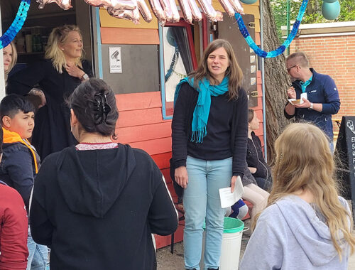 Miriam Gieseking, Quartiersmeisterin in Bremerhaven Lehe, hält eine kurze Rede vor Eltern und Kinder bei der Eröffnung der Bunten Bude auf dem Leher Pausenhof.