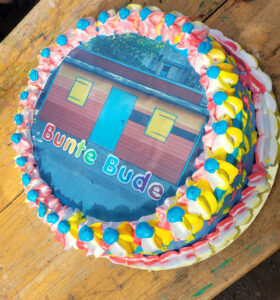 Bunte Torte für die Eröffnung des Nachbarschaftscafés „Bunte Bude“ in Bremerhaven Lehe.