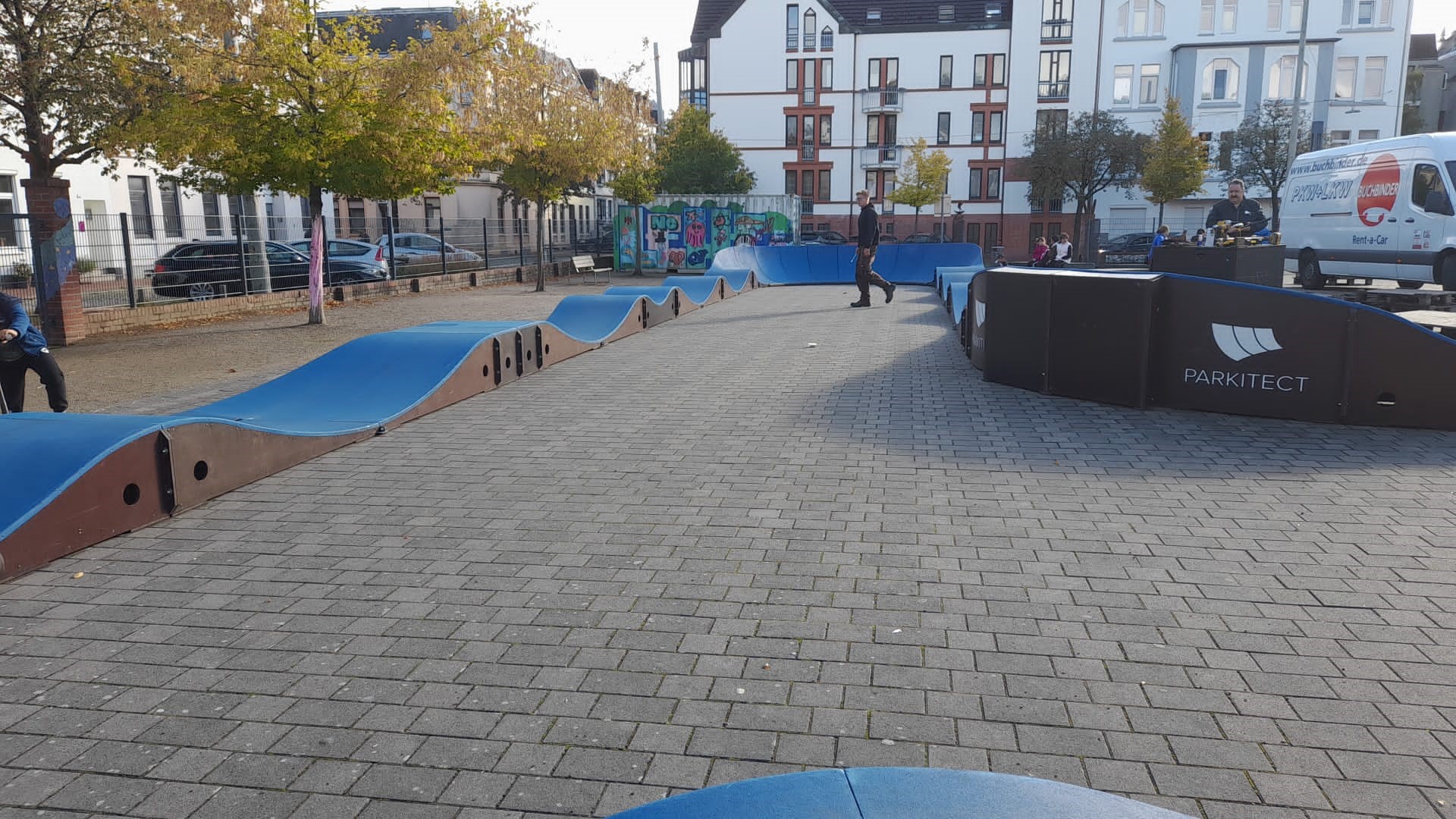 Auf dem Leher Pausenhof aufgebauter, mobiler Pumptrack.