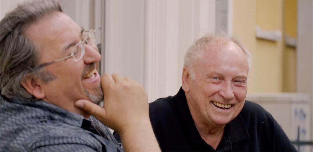 Zwei Männer Lachen zusammen beim Nachbarschaftscafé.