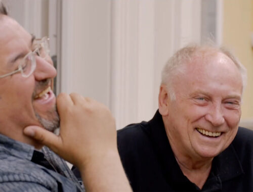 Zwei Männer Lachen zusammen beim Nachbarschaftscafé.