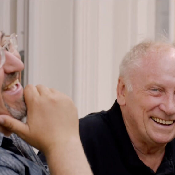 Zwei Männer Lachen zusammen beim Nachbarschaftscafé.