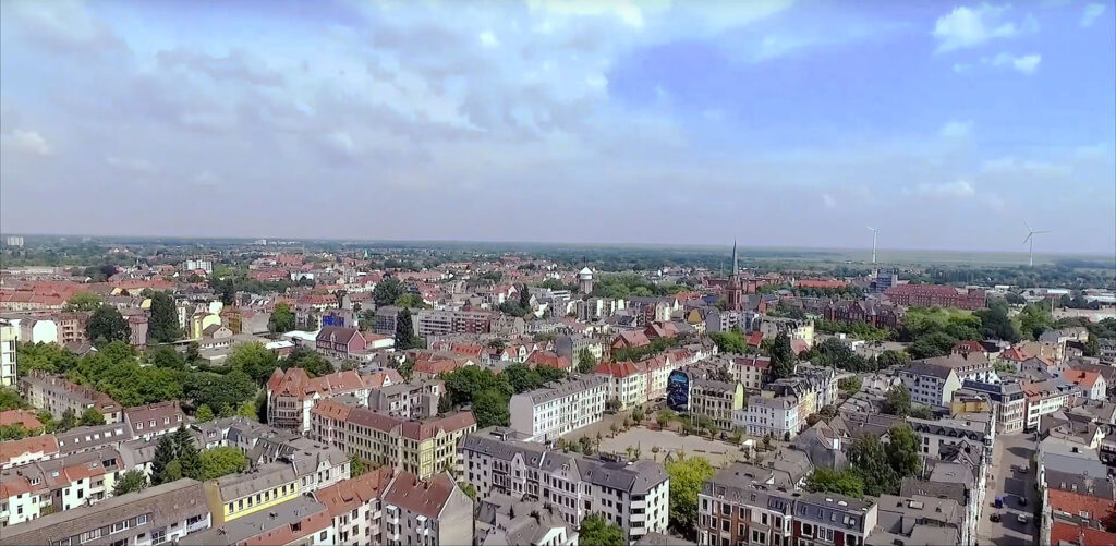 Aus der Luft aufgenommenes Foto, welches einen Teil von Bremerhaven Lehe abbildet. Es sind Straßen, Gebäude und die große Kirche sichtbar.