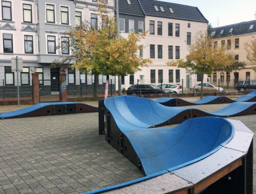 Blauer Pumptrack auf dem Leher Pausenhof.