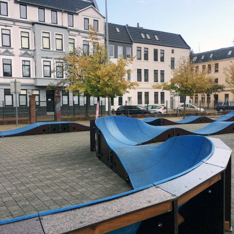Blauer Pumptrack auf dem Leher Pausenhof.