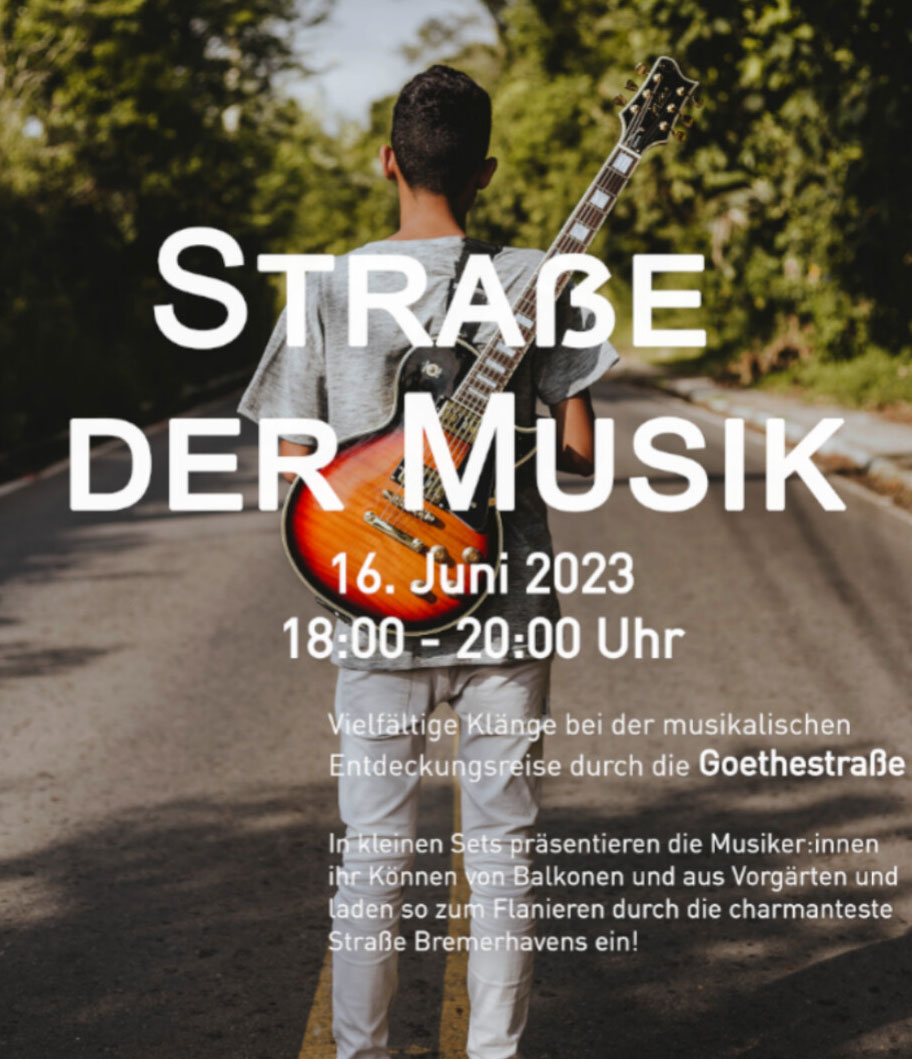 Plakat für die Veranstaltung „Straße der Musik“. Ein Mann mit einer E-Gitarre auf dem Rücken wendet der Kamera den Rücken zu und schaut nach vorne auf eine mit Bäumen gesäumte Straße.
