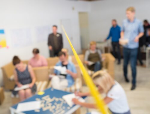 Menschen arbeiten bei der Veranstaltung „Workshop Ideenschmiede“ zusammen.