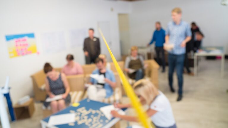 Menschen arbeiten bei der Veranstaltung „Workshop Ideenschmiede“ zusammen.