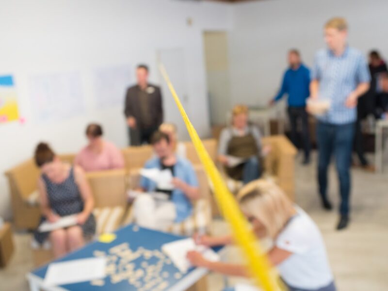 Menschen arbeiten bei der Veranstaltung „Workshop Ideenschmiede“ zusammen.