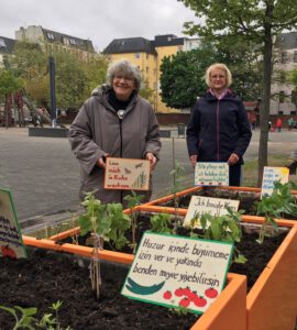 Pflanzaktion am Leher Pausenhof mit Alva und Renate