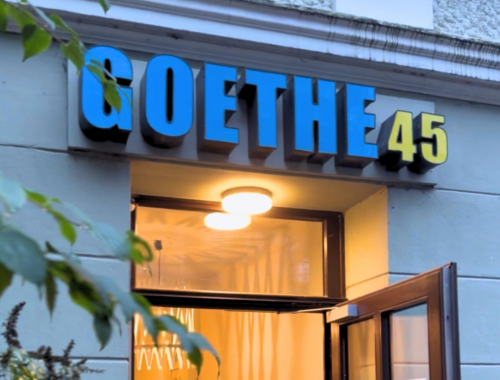 Ein Leuchtschild über der Eingangstür der Galerie Goethe 45