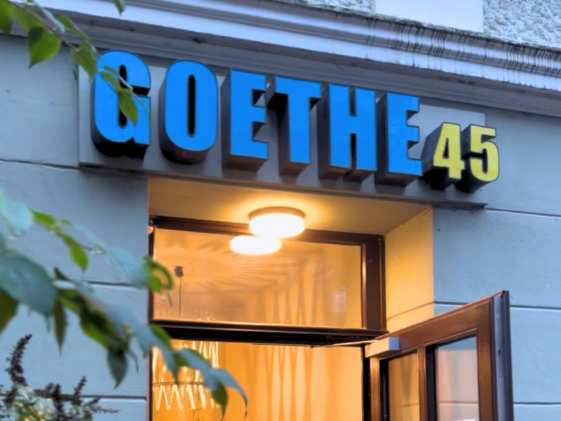 Ein Leuchtschild über der Eingangstür der Galerie Goethe 45