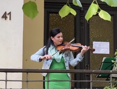 Musikerin mit Geige spielt in einem Hauseingang im Goethequartier bei der Veranstaltung „Straße der Musik“.