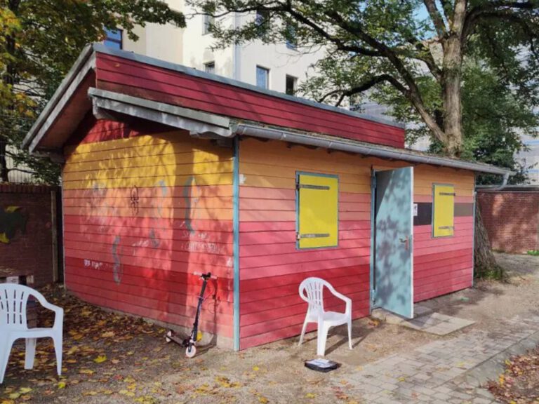 das Holzhaus die bunte Bude