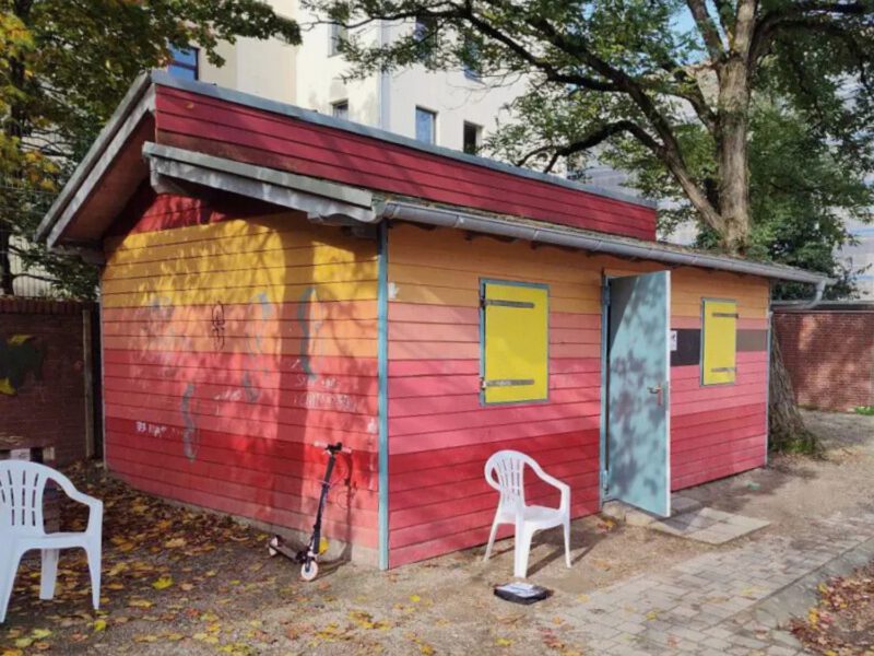 das Holzhaus die bunte Bude