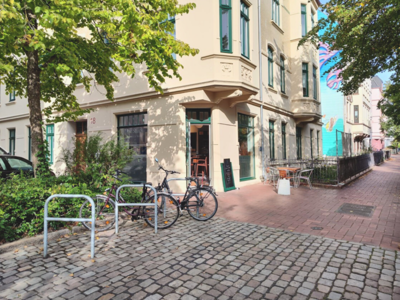 Der Eingangsbereich mit Tischen vor der Tür vom Cafe Stuck