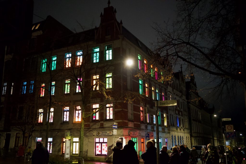 Ein Haus mit bunt beklebten Fenstern