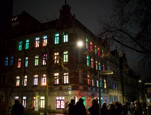 Ein Haus mit bunt beklebten Fenstern