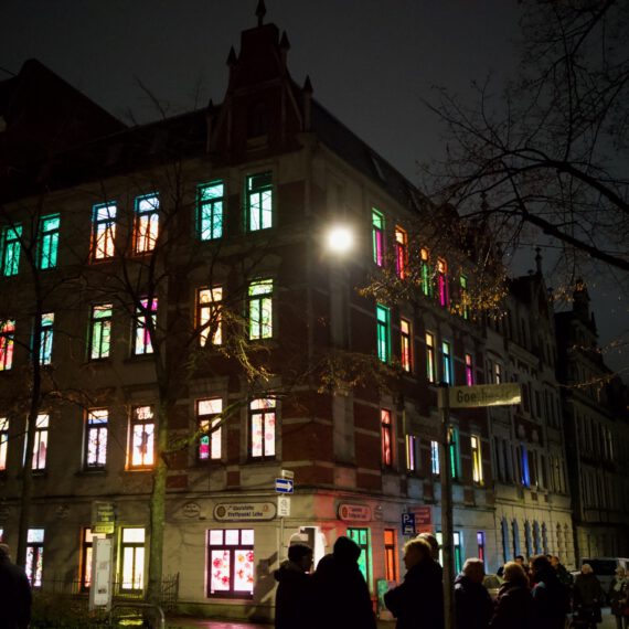 Ein Haus mit bunt beklebten Fenstern