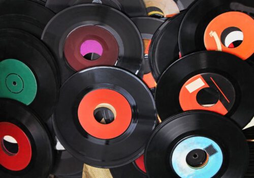 Schallplatten liegen übereinander