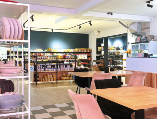 Cafetische mit Supermarktregalen im Hintergrund