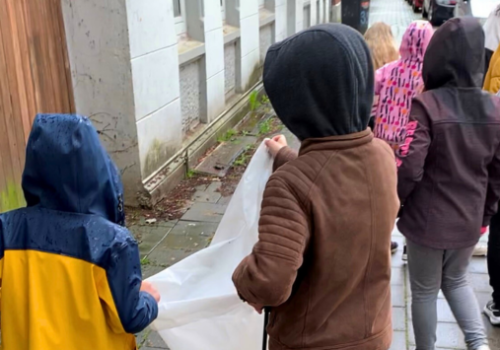Kinder von „Die Arche Kinderstiftung“ und „Rückenwind für Leher Kinder e.V.“ sammeln Müll in Bremerhaven Lehe im Goetheviertel