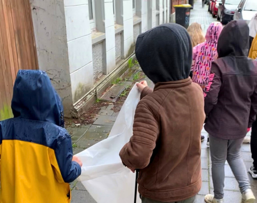 Kinder von „Die Arche Kinderstiftung“ und „Rückenwind für Leher Kinder e.V.“ sammeln Müll in Bremerhaven Lehe im Goetheviertel