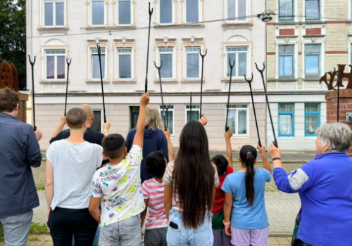 Teilnehmende der Müllsammelaktion auf dem Leher Pausenhof im Goetheviertel