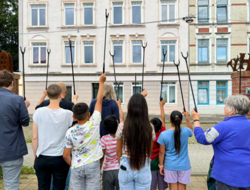 Teilnehmende der Müllsammelaktion auf dem Leher Pausenhof im Goetheviertel