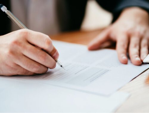 Hände die Formulare ausfüllen