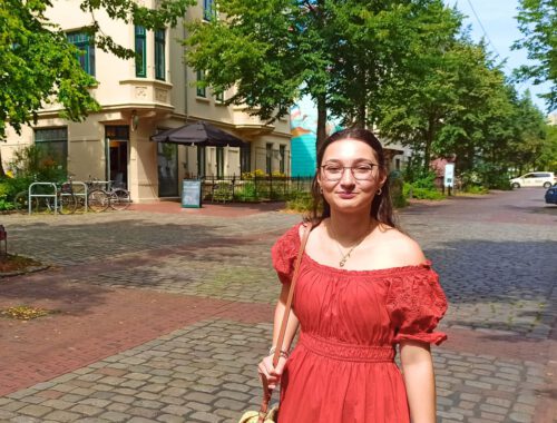 Eine junge Frau in einem roten Kleid auf der Goethestraße