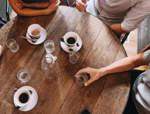 Kaffeetassen und hänge auf einem Tisch