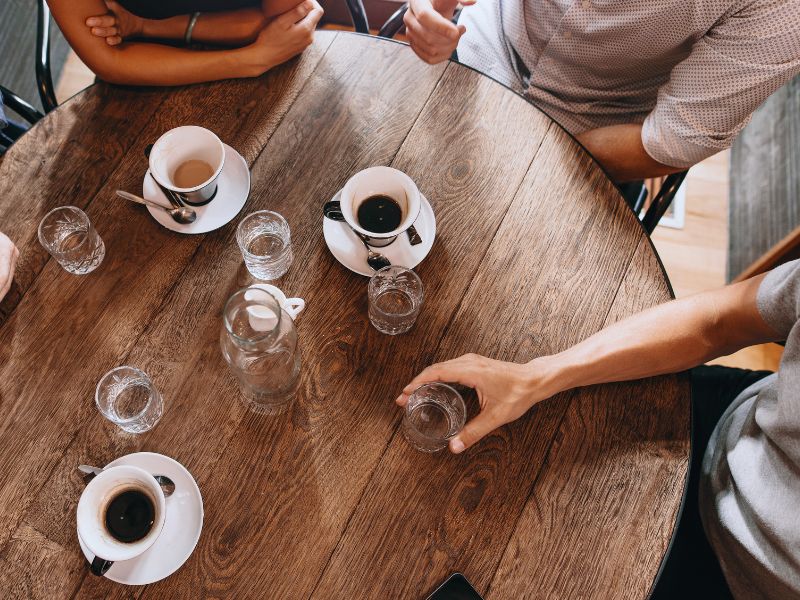 Kaffeetassen und hänge auf einem Tisch