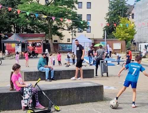 Kinder spielend auf dem 