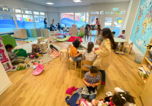 Spielende Kinder im Alter von 6–12 Jahren im großen Spielraum der Arche Kinderstiftung in Bremerhaven Lehe. Es sind unterschiedliche Spielzeugwaren und kreative Ecken vorhanden.
