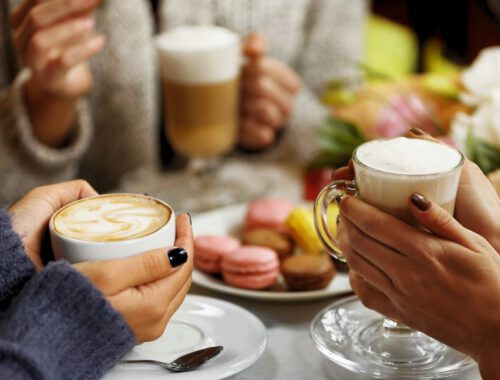 drei paar Hände halten Kaffetassen