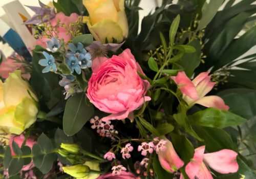 Eine Nahaufnahme eines bunten Blumenstraß