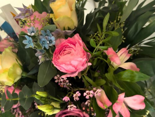 Eine Nahaufnahme eines bunten Blumenstraß