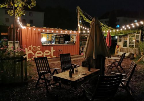 Der Beet-Container am Abend mit Lichterketten