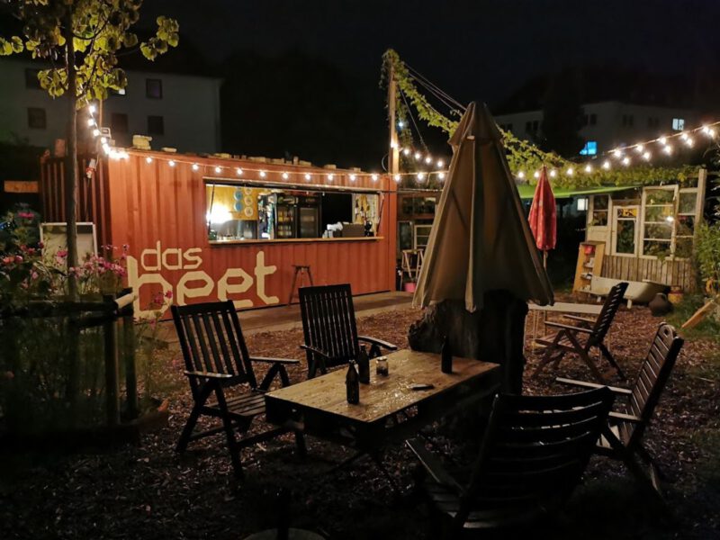 Der Beet-Container am Abend mit Lichterketten