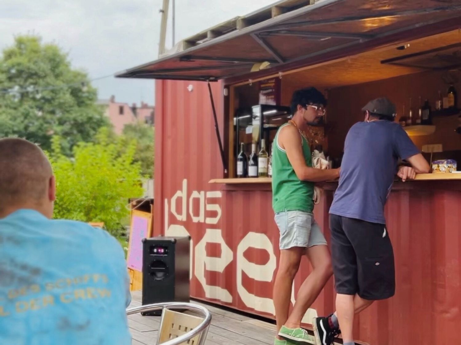 Bild von Menschen die am Container vom 