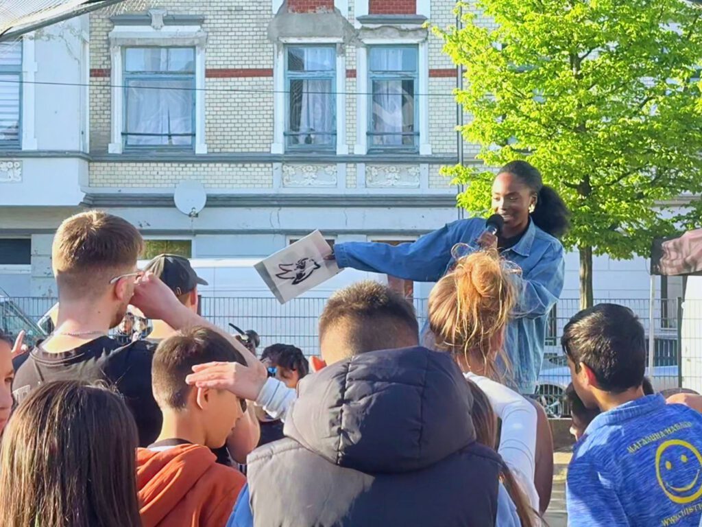 Eine Frau steht auf einer Bühne und rappt