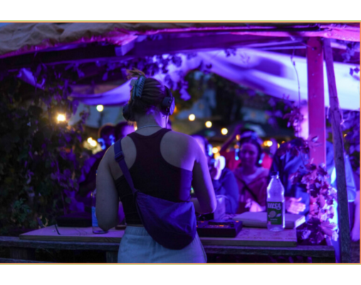 DJ beim Plattenauflegen