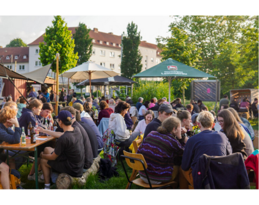 Menschen sitzend im Garten