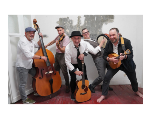 5 Bandmitglieder mit Instrumenten