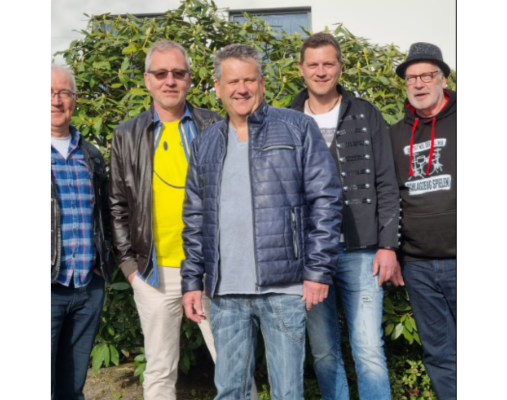 5 Männer vor einer Hecke